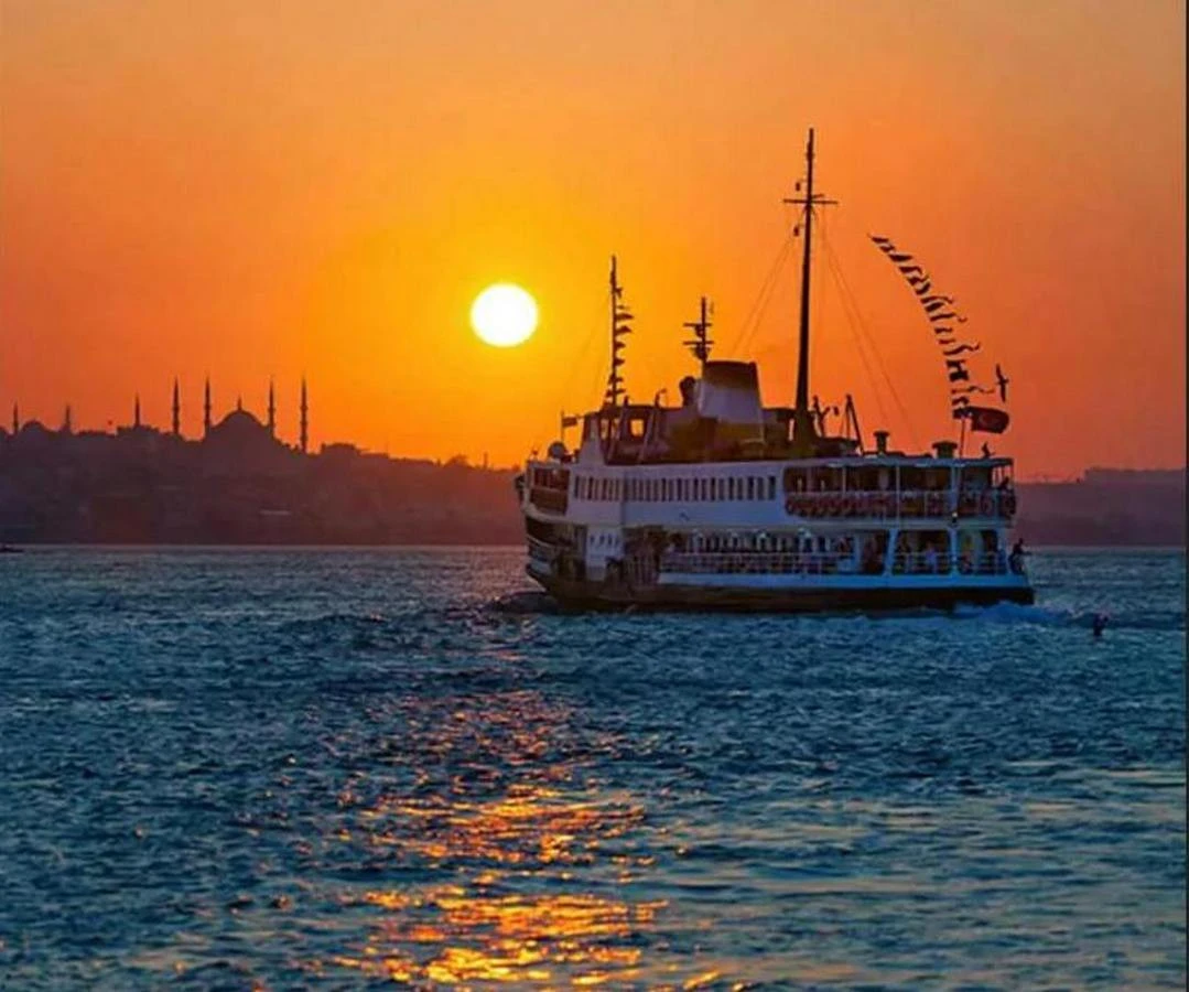 Κατεβαίνοντας τον Βόσπορο με το ηλιοβασίλεμα.