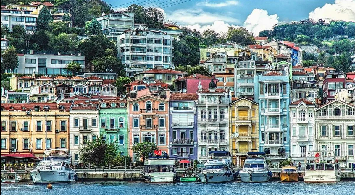Αυτές τις εικόνες βλέπεις στον Βόσπορο καθώς το καράβι πλησιάζει τις ακτές για τις στάσεις του.