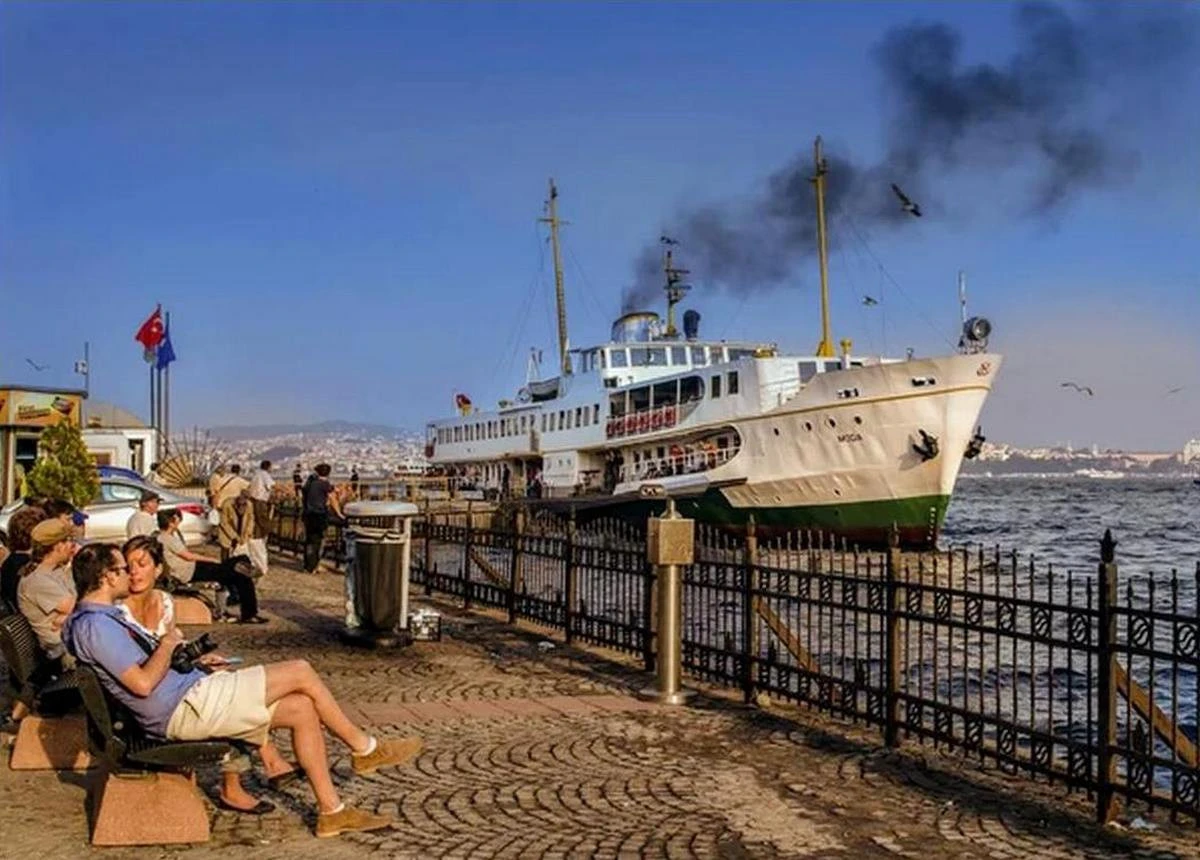 Τα παλιά βαπόρια της Πόλης με τα ντουμάνια τους.
