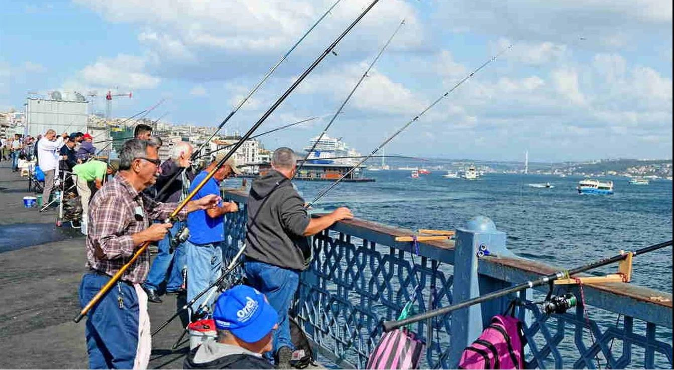 Ψαράδες της γέφυρας του Γαλατά, εικόνα που ευτυχώς μένει αναλλοίωτη.