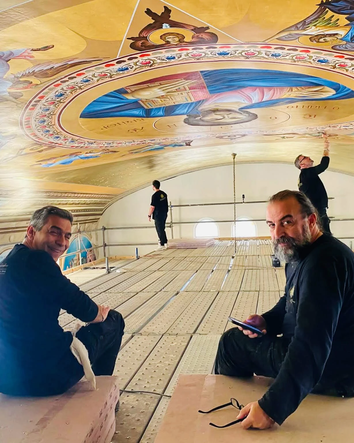 Αριστερά, ο Δημήτρης Χριστοδούλου και, δεξία ο Παναγιώτης Χριστοδούλου κατά την τοποθέτηση αγιογραφίας σε ναό στο Τέξας/ Φωτό: Facebook