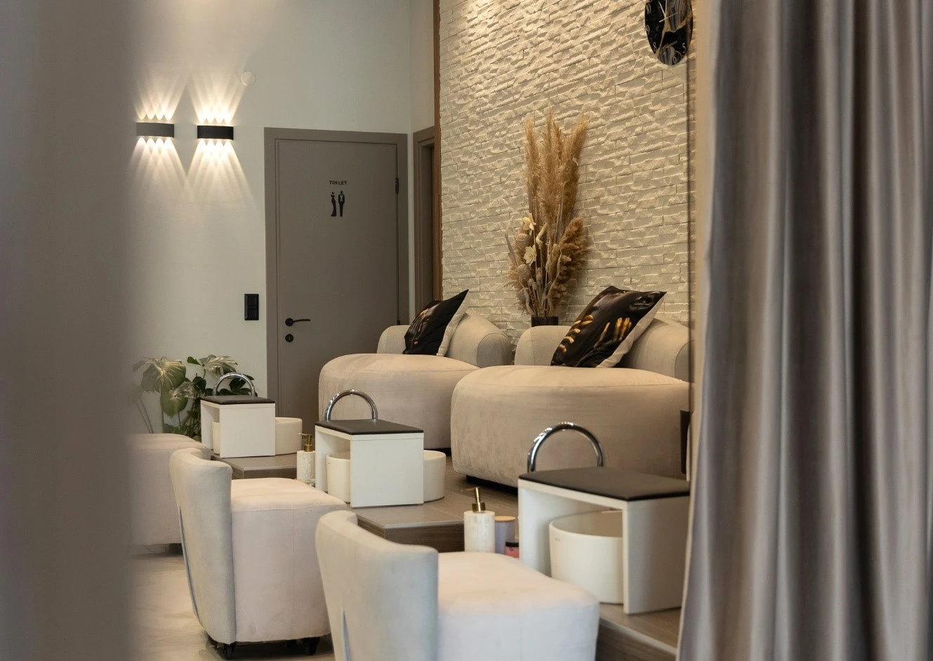 exclusive-beauty-specialist-10.jpg?v=0