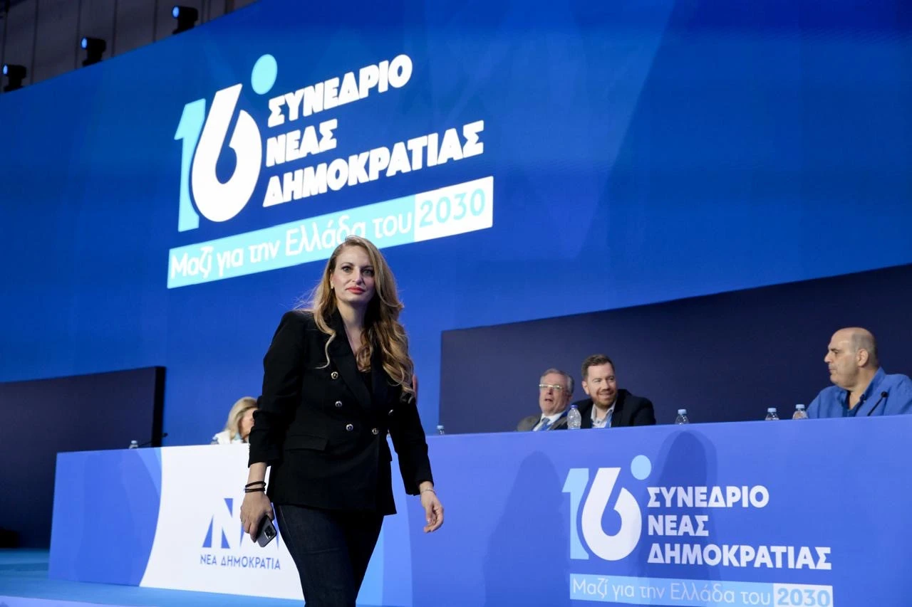 2026 ενώ προσέρχεται στο συνέδριο της ΝΔ