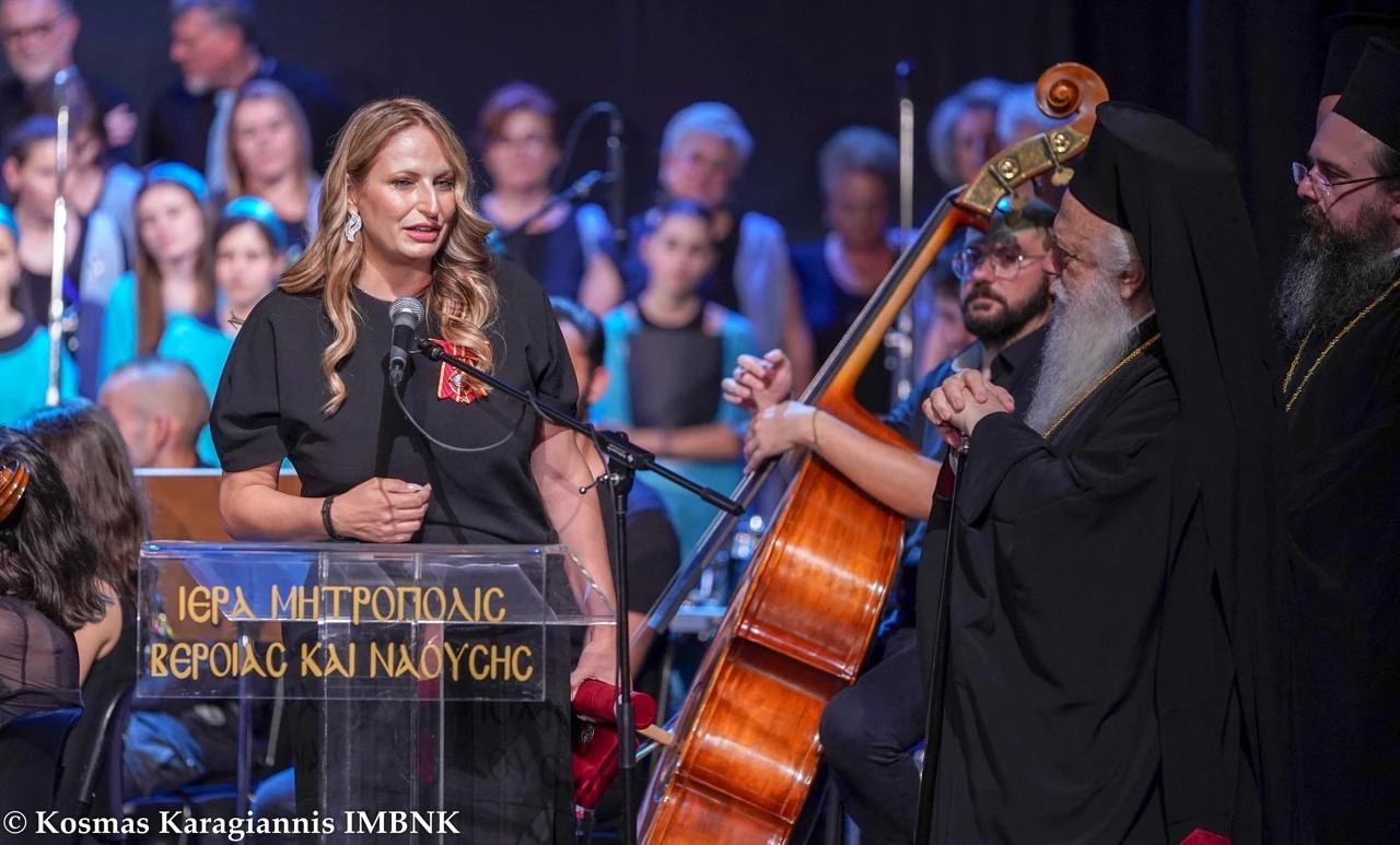 Βράβευση με το Σταυρό του Αποστόλου Παύλου από τον Μητροπολίτη Βεροίας, Ναούσης και Καμπανίας Παντελεήμωνα για την προσφορά του πρωθυπουργικού γραφείου