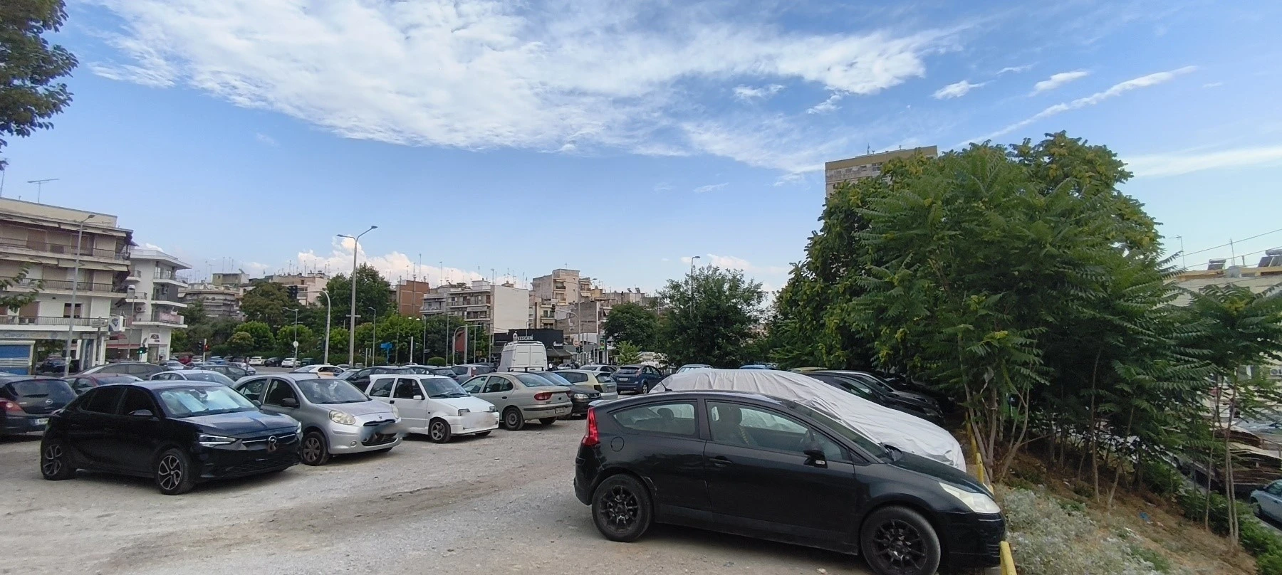 Ο χώρος στην οδό Αγίων Πάντων που προορίζεται για πάρκο - Σήμερα λειτουργεί ως άτυπος χώρος στάθμευσης