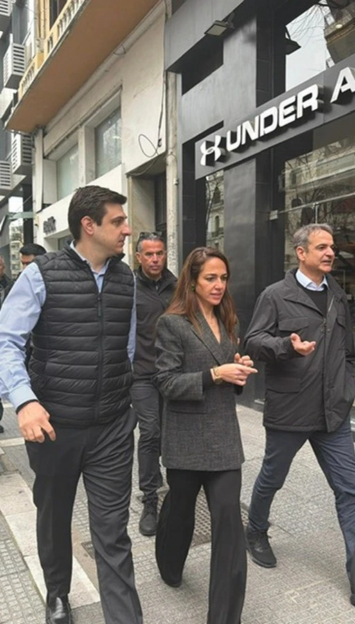 Μαζί με τον Κυριάκο Μητσοτάκη και τη Δόμνα Μιχαηλίδου σε βόλτα στην Τσιμισκή.