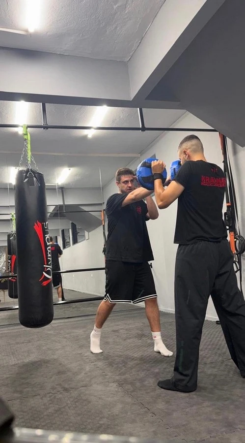 Κάνοντας μαθήματα Krav Maga.