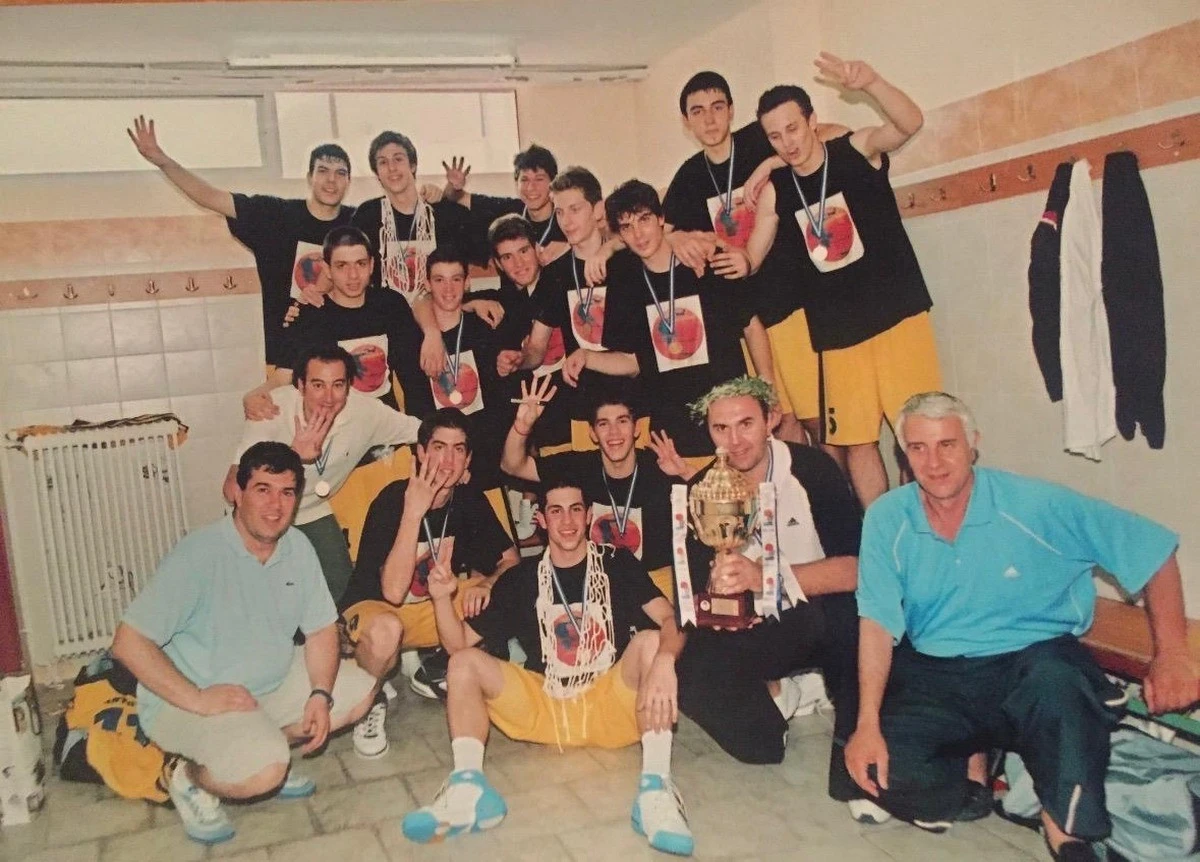 Με την ομάδα μπάσκετ του Μαντουλίδη. Διακρίνεται στην επάνω σειρά, δεύτερος από αριστερά. Δίπλα του ο Κώστας Σλούκας.