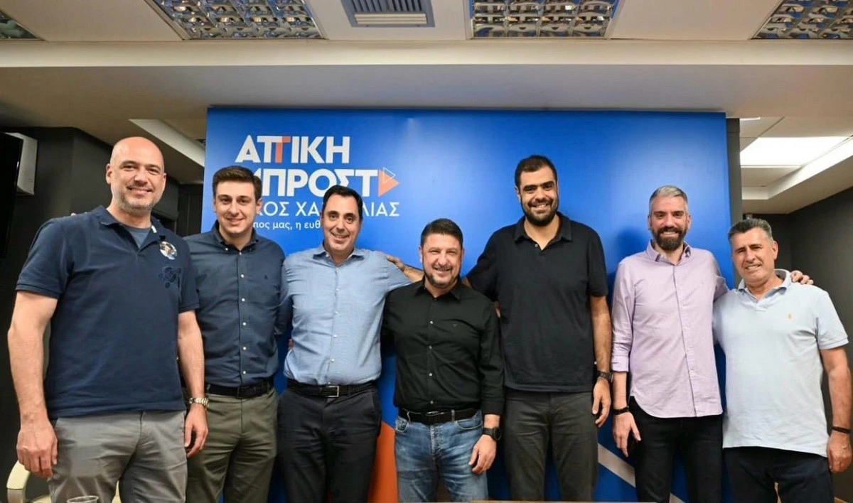 «Γαλάζια» Dream team. Aπό δεξιά, Θανάσης Νέζης, Νίκος Παπουτσής, Παύλος Μαρινάκης, Νίκος Χαρδαλιάς, Γιάννης Σμυρλής, Γιάννης Παπαγεωργίου, Χριστόφορς Μπουτσικάκης.