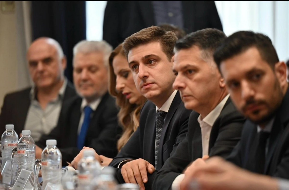 Σύσσωμο το πρωθυπουργικό γραφείο της Θεσσαλονίκης σε σύσκεψη στο ΥΜΑΘ: Έλενα Σώκου, Γιάννης Παπαγεωργίου και Μιχάλης Μπεκίρης. Διακρίνονται ακόμη στο βάθος ο Κώστας Ταγγίρης και σε πρώτο πλάνο ο σημερινός γραμματέας της ΝΔ Κωνσταντίνος Κυρανάκης.