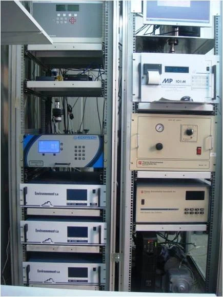 tria-stathmos-mesa.jpg