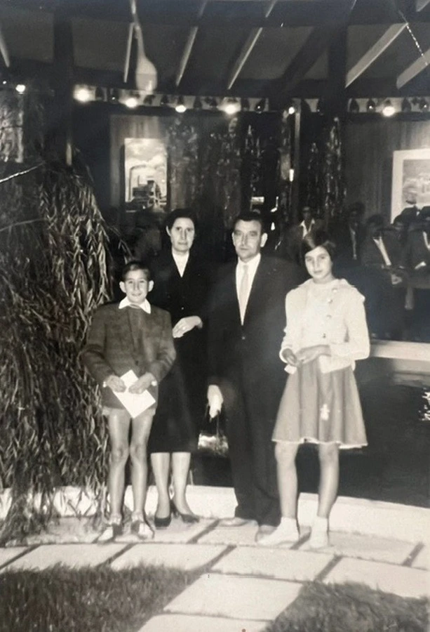 Οικογενειακή φωτογραφία: Μαζί με τον πατέρα του Θανάση, τη μητέρα του Μαρία και την αδελφή του Βασιλική. Προσέξτε το παπούτσι που φορά ο νεαρός Παπαντωνίου...