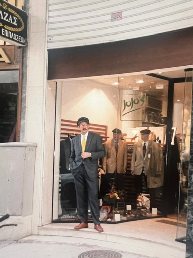 Στην είσοδο του θρυλικού Jojo’s επί της Π.Π. Γερμανού.