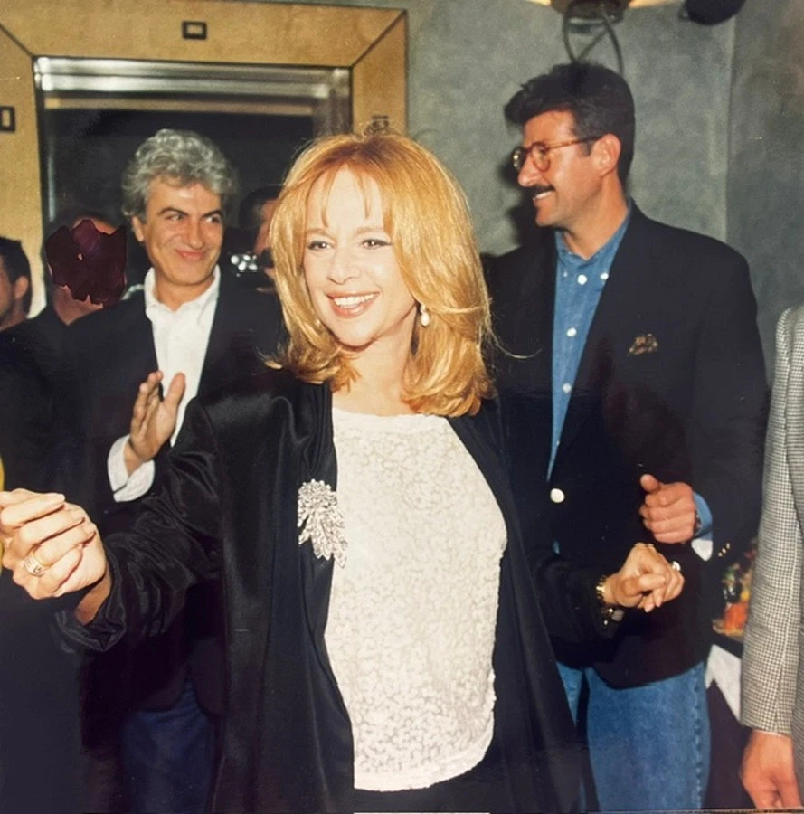 Με την Αλίκη Βουγιουκλάκη στο θρυλικό Saul Modi;ano, έχοντας δίπλα μία άλλη μορφή της εποχής, τον Θεσσαλονικιό διακοσμητή Δαμιανό Βιολαντζή.