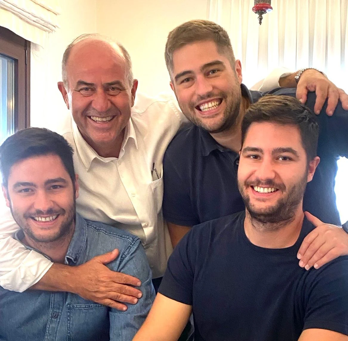 -Με τους τρεις γιούς του