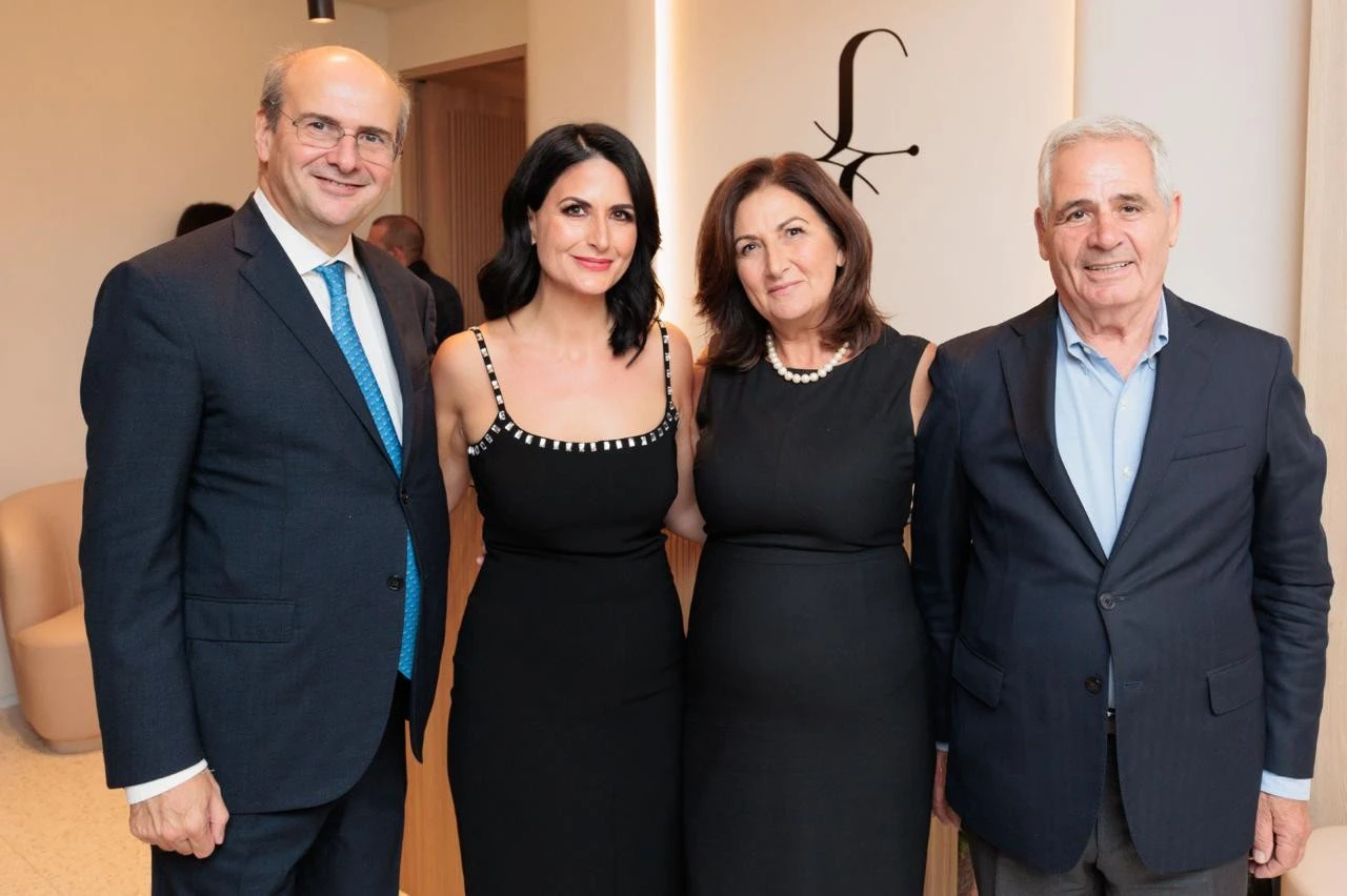 Μαζί με τους γονείς της Ανθή και Παναγιώτη και τον σύζυγό της Κωστή Χατζηδάκη