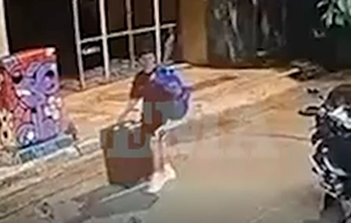 Στιγμιότυπο οθόνης από το βίντεο ντοκουμέντο - Ο φερόμενος δράστης&nbsp;