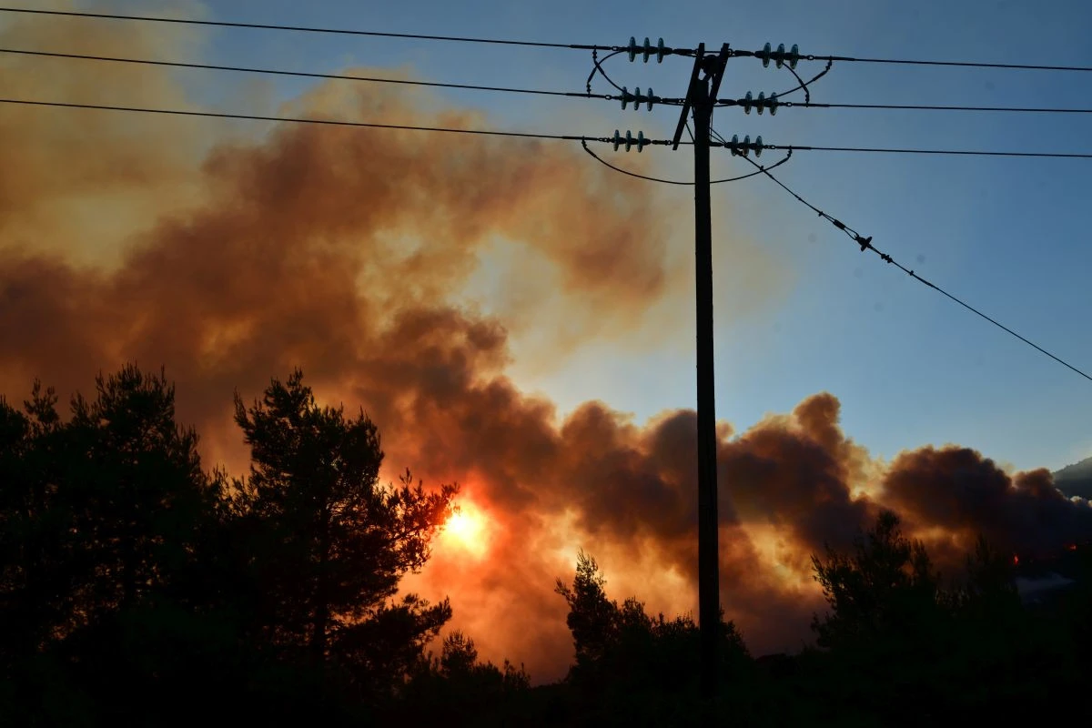 Εικόνα από την πυρκαγιά στη Βοιωτία και τον Κορινθιακό κόλπο νωρίς το βράδυ του Σαββάτου - Eurokinissi.gr/Τ. Μπόλαρη
