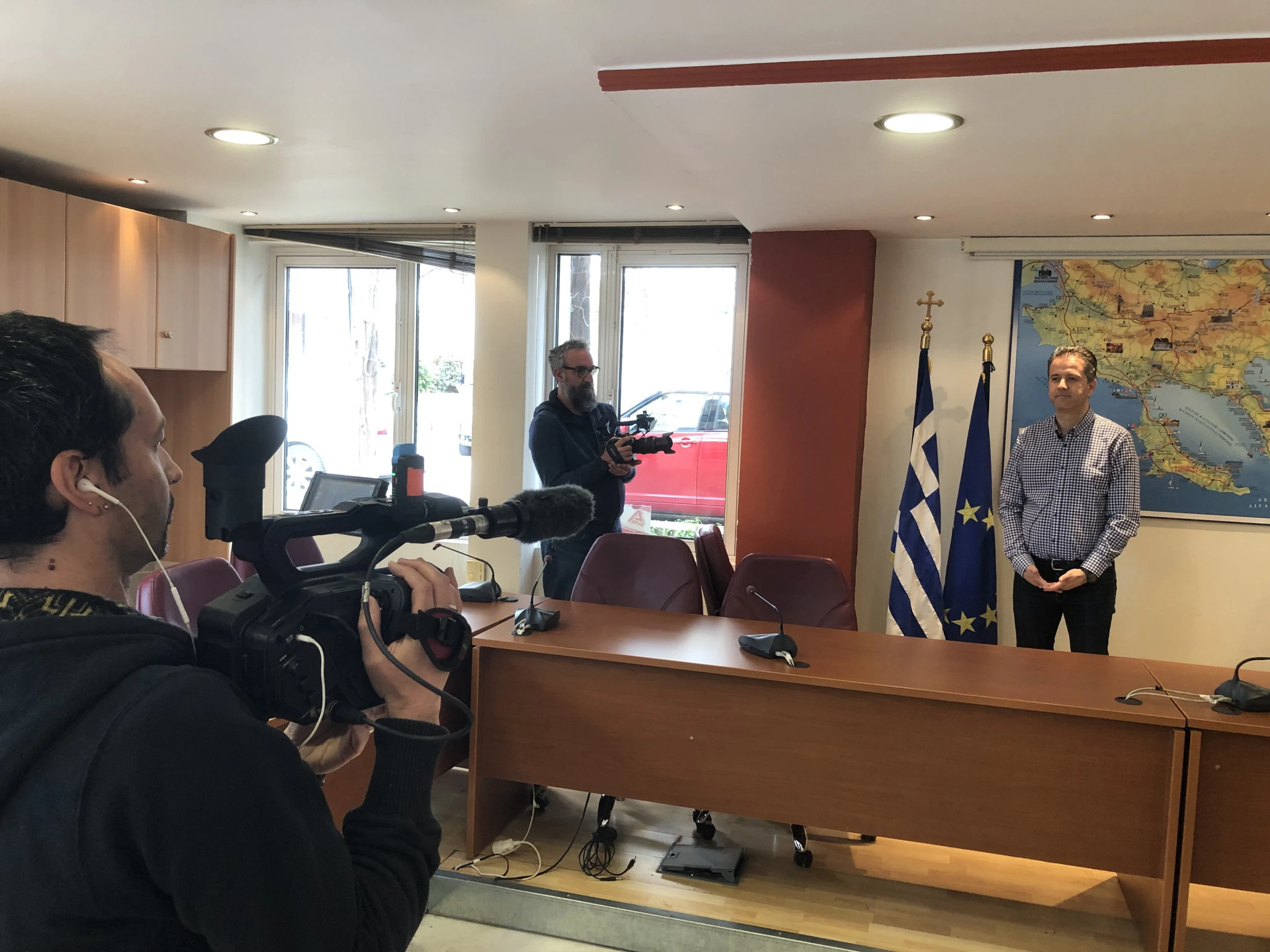 Ενημερώνοντας τα ΜΜΕ για τα ζητήματα του τουριστικού κλάδου