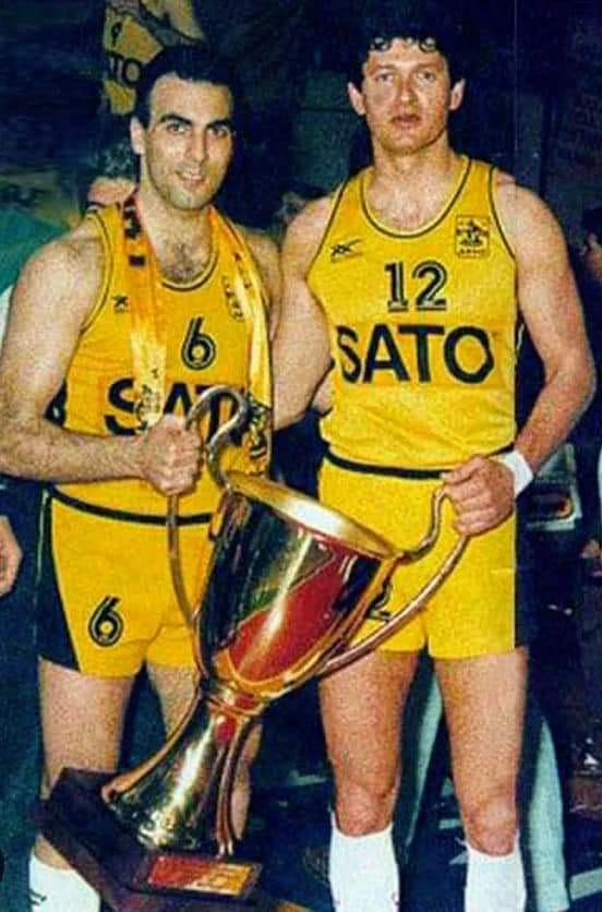 Με τον Νίκο Γκάλη, πανηγυρίζοντας ως παίκτες την κατάκτηση του νταμπλ