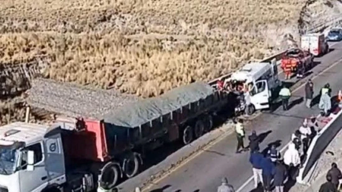 Πηγή: https://www.infobae.com/peru/2026/08/08/tragedia-en-cusco-9-fallecidos-por-choque-entre-minivan-y-trailer/