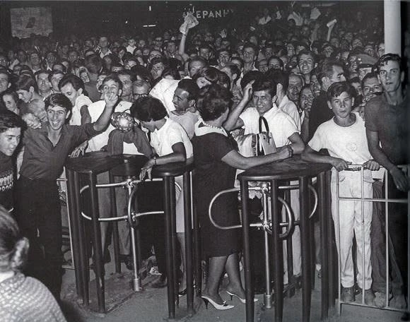  Κοσμοσυρροή στην είσοδο για την 31η ΔΕΘ το 1966.