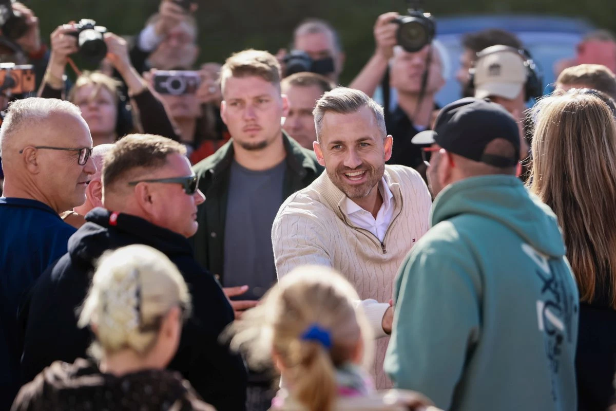 Ο επικεφαλής του νεοναζιστικού AfD, Ζίγκμουντ, χαιρετάζει υποστηρικτές του κόμματος την ημέρα των εκλογών