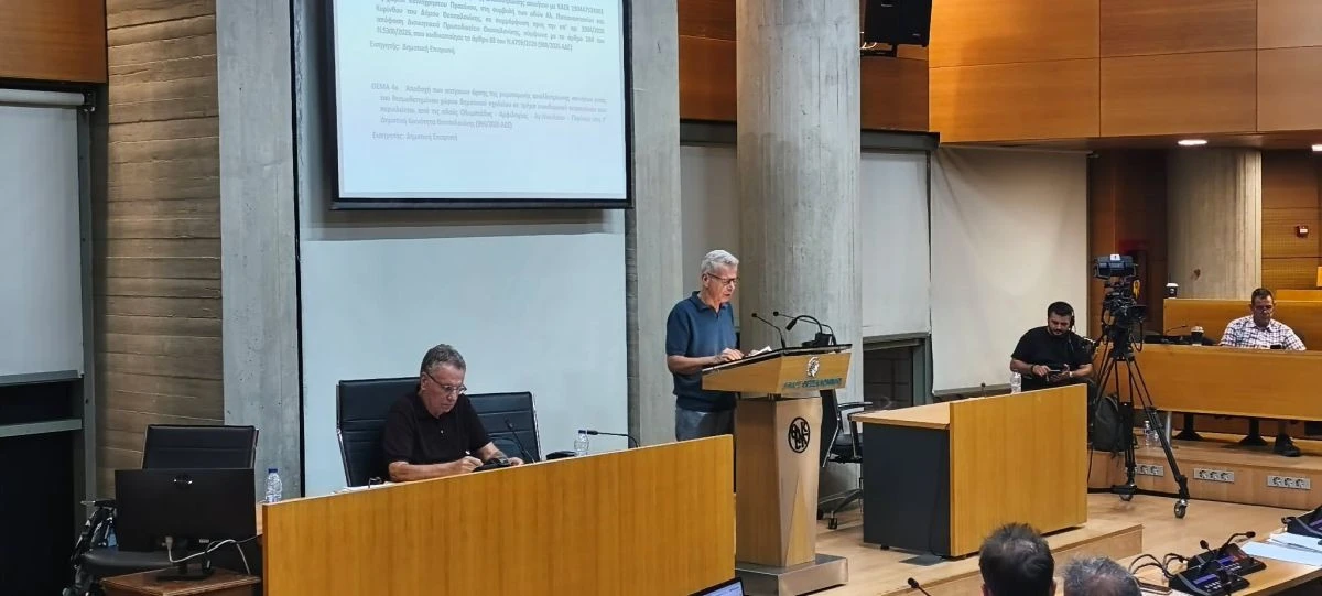 Ο εκπρόσωπος των πολιτών που μένουν στην περιοχή της «Αλυσίδας», στο βήμα του Δημοτικού Συμβουλίου