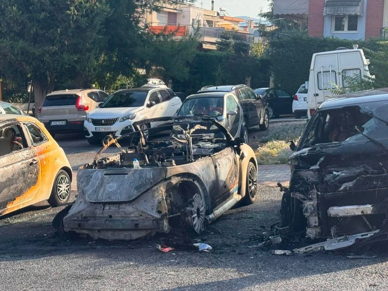 aytokinito-fotia-kammeno2.jpg