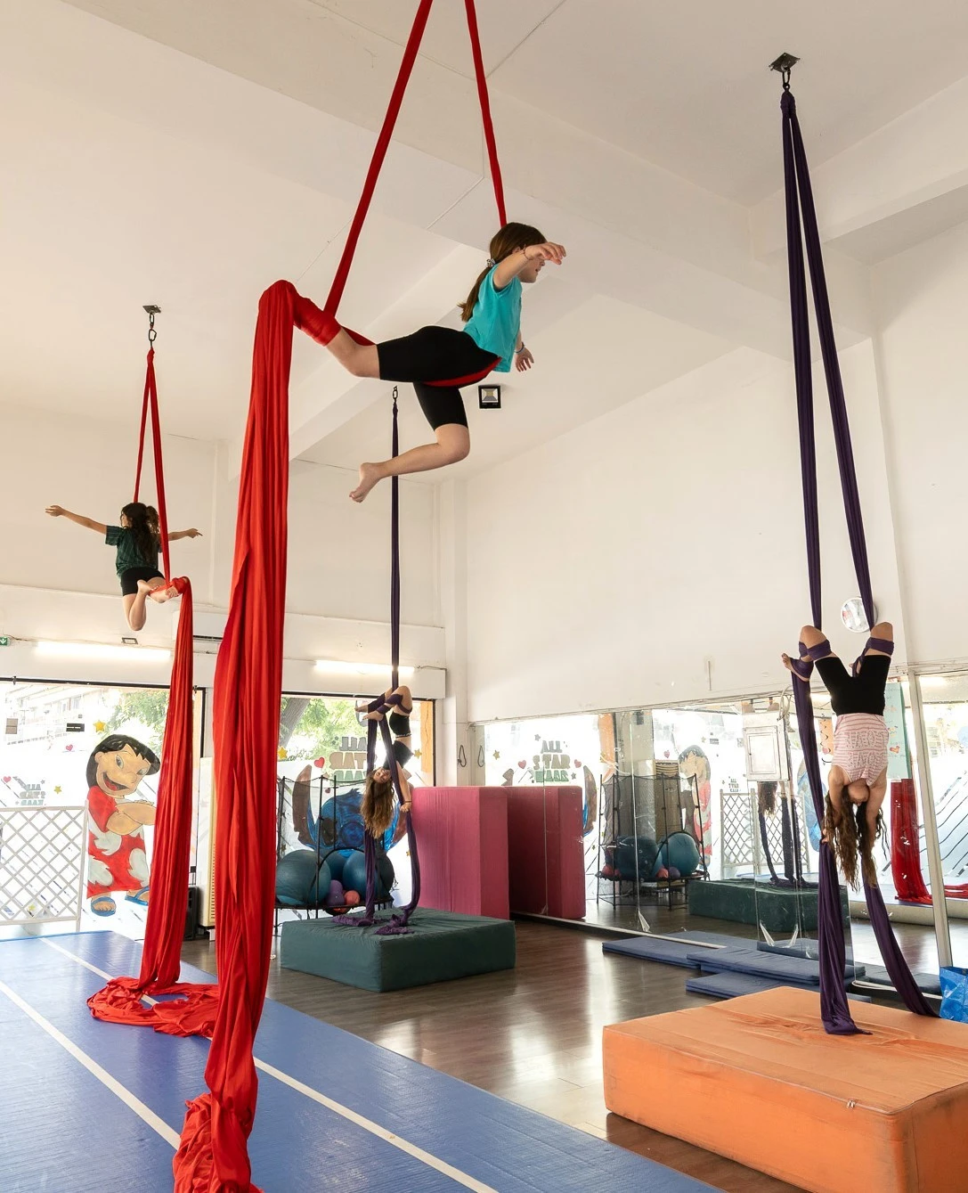<b>AERIAL YOGA</b>