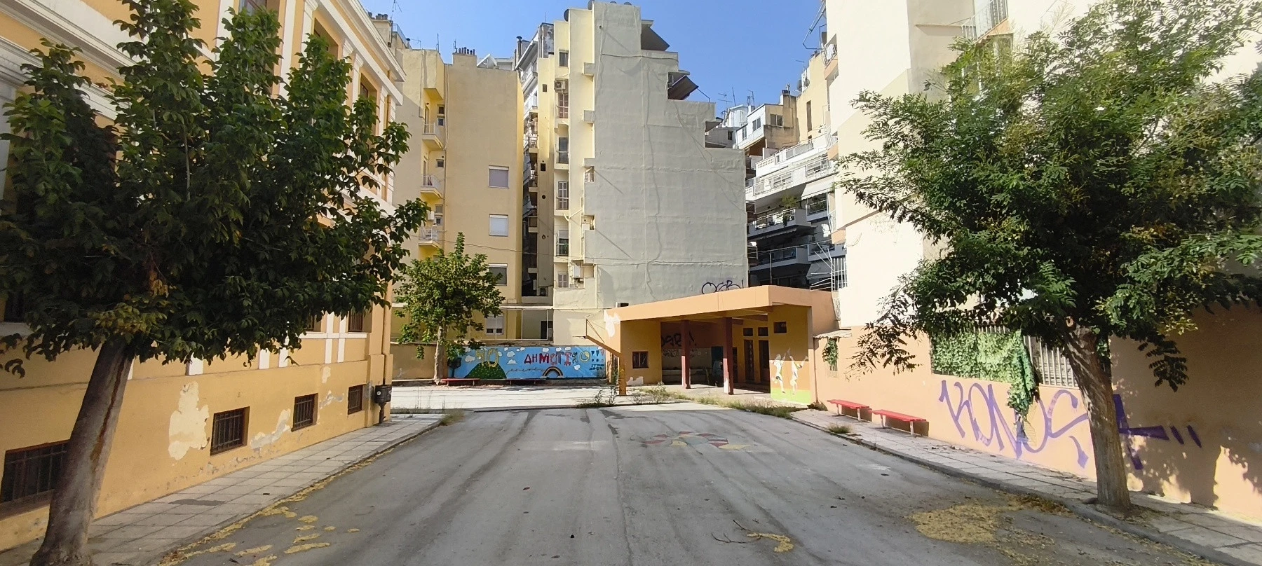 Η αυλή του 40ου Δημοτικού Σχολείου στην οδό Μανουσογιαννάκη, Πηγή: Χρήστος&nbsp;Τζελέπης