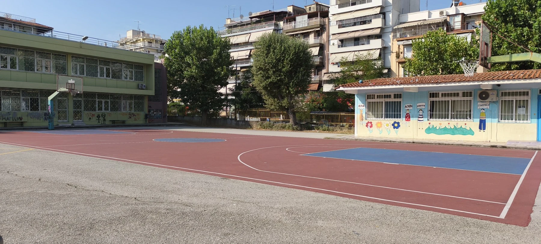 <br>Η αυλή του 13ου Δημοτικού Σχολείου στην οδό Βαλαγιάννη, Πηγή: Χρήστος Τζελέπης