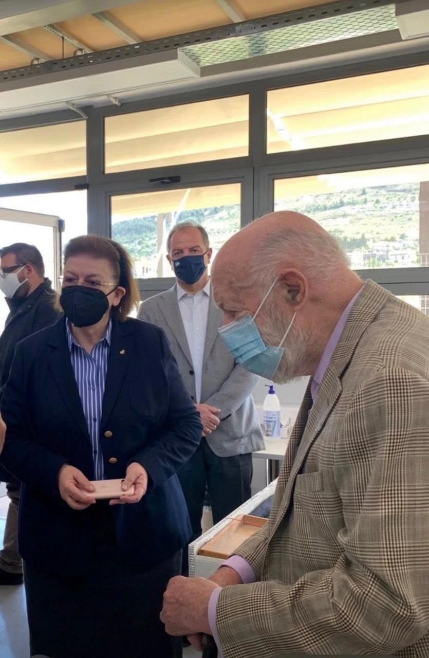 Η Λίνα Μενδώνη με τον Charles K. Williams II, στα εργαστήρια των ψηφιδωτών στον αρχαιολογικό χώρο της Κορίνθου (18.4.21)