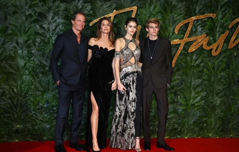 cindy-crawford-oikogeneia.jpg