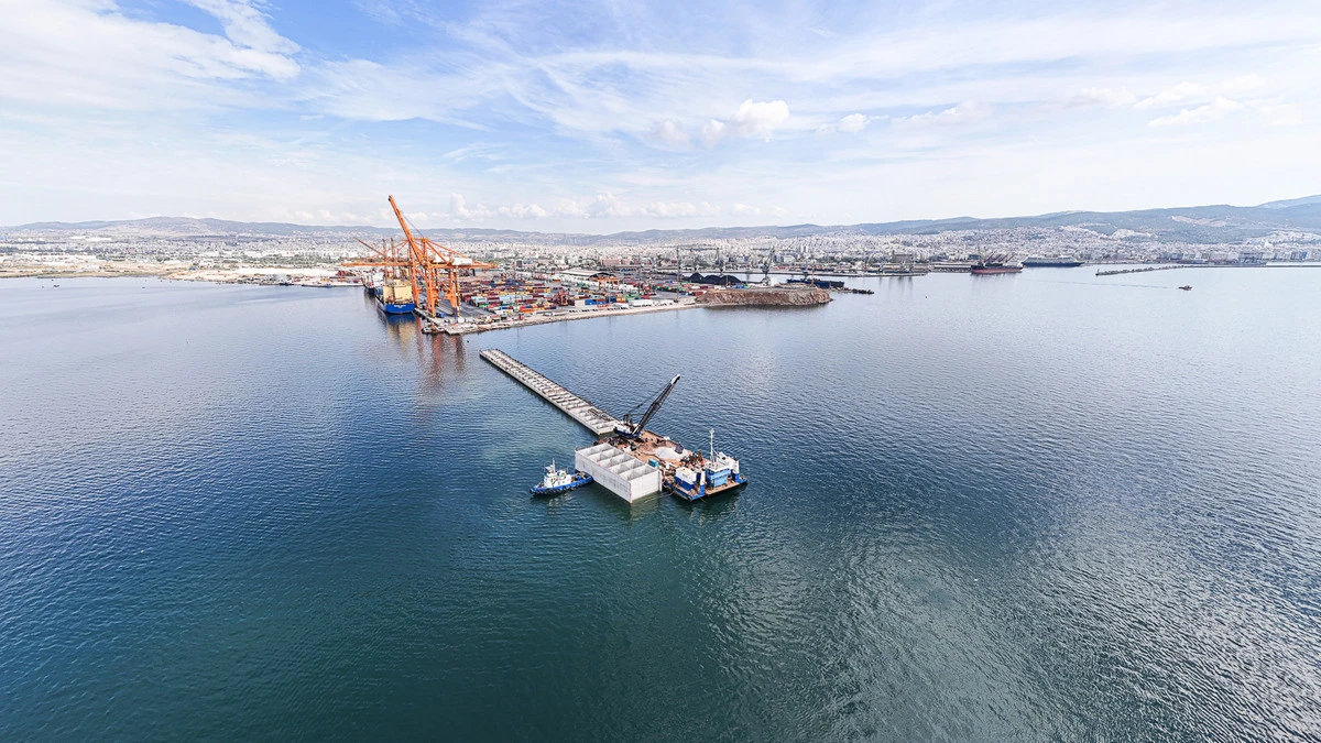 *Τα caissons είναι μεγάλες κατασκευές από οπλισμένο σκυρόδεμα, που -στην περίπτωση των λιμενικών έργων- ποντίζονται στη θάλασσα και χρησιμοποιούνται ως βασικό δομικό στοιχείο κρηπιδώματος ή άλλης λιμενικής κατασκευής.