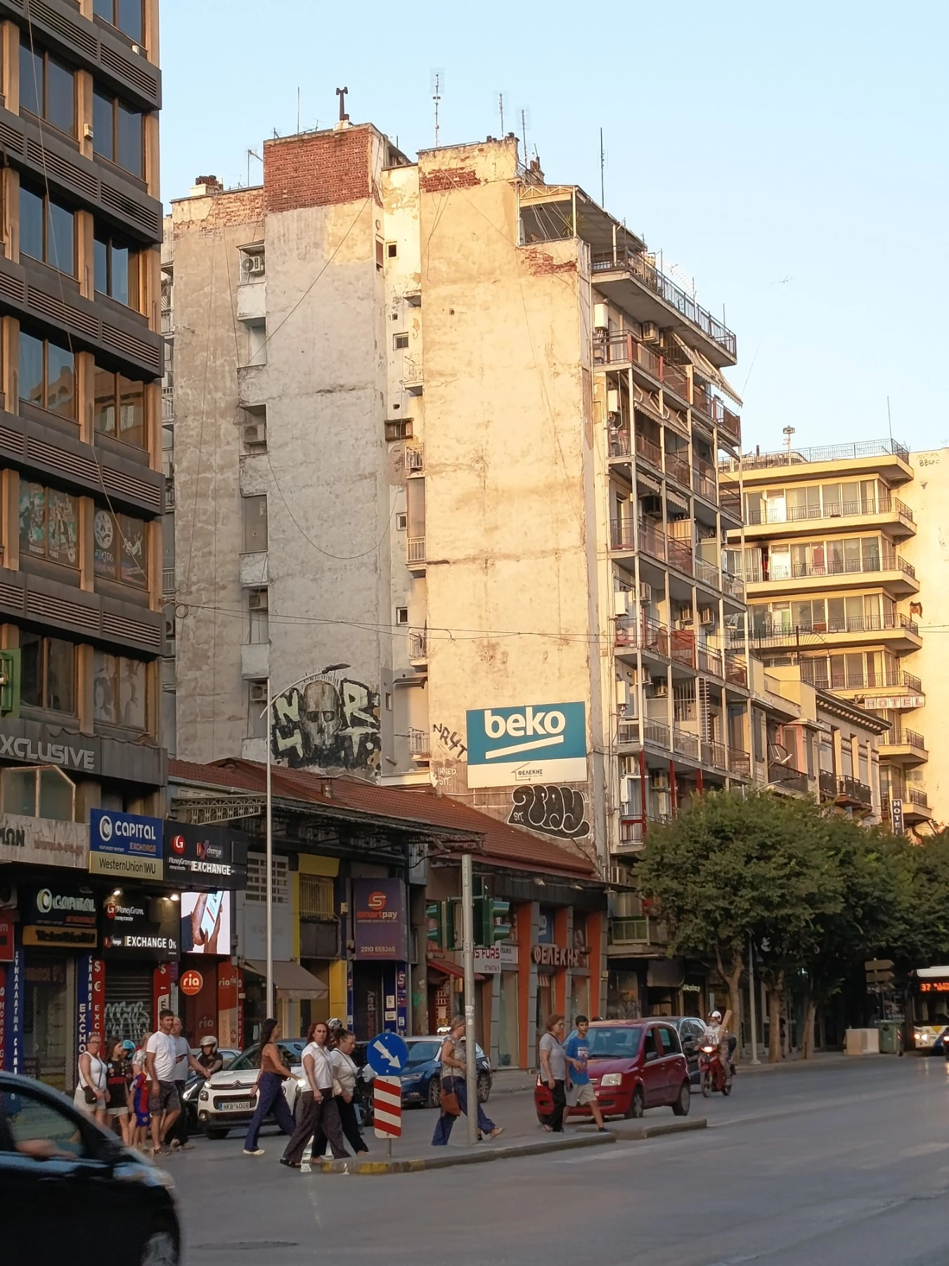 «Γυμνός» τοίχος στη στάση Κολόμβου