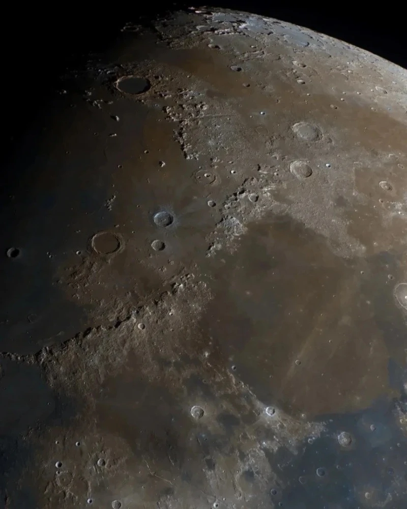 Mineral Moon - Νικόλαος Στριμπούλης, Ελλάδα Ο 15χρονος Νικόλαος Στριμπούλης κέρδισε τη νεανική κατηγορία του ZWO Astronomy Photographer of the Year 2026 με μια κοντινή λήψη της Σελήνης από το Παλαιό Φάληρο
