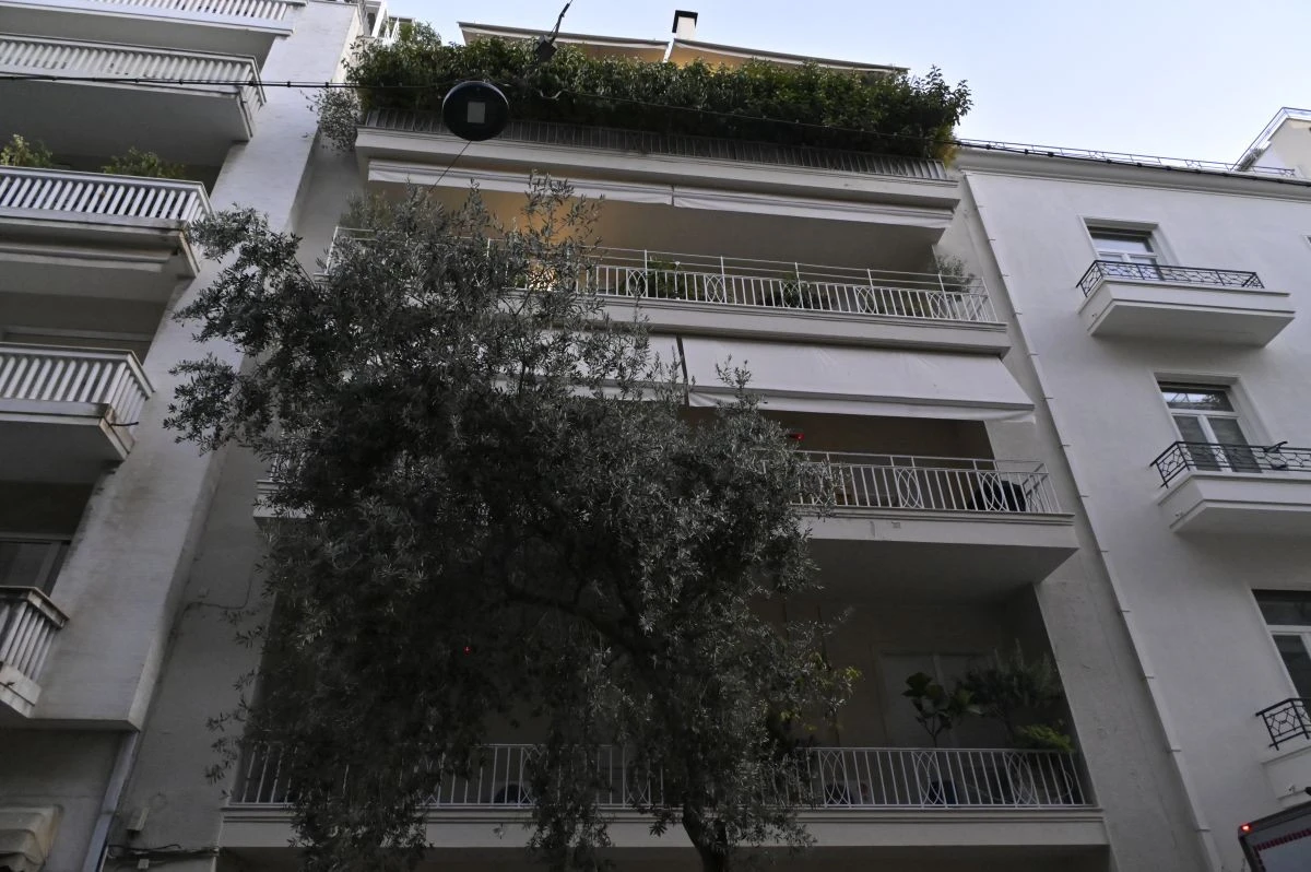 Το ιατρείο όπου πέθανε ο Γ. Μαζωνάκης στην οδό Καρνεάδου στο Κολωνάκι - Πηγή: (ΜΙΧΑΛΗΣ ΠΑΠΑΝΙΚΟΛΑΟΥ / EUROKINISSI)