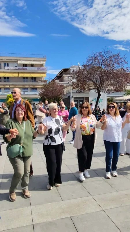 Η δήμαρχος Καλαμαριάς χορεύει ποντιακούς χορούς μαζί με τους πολίτες