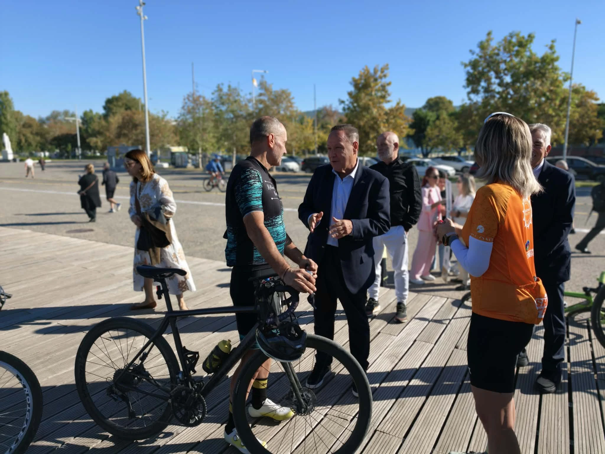 Ο Δήμαρχος υποδεχόμενος τα μέλη του COP31 Bike&nbsp;Ride 2026, στις «Ομπρέλες»
