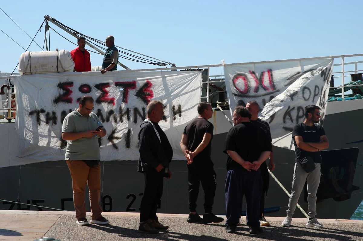 Οι αλιείς στην Παλαιά Παραλία - Φωτογραφίες: Eurokinissi.gr