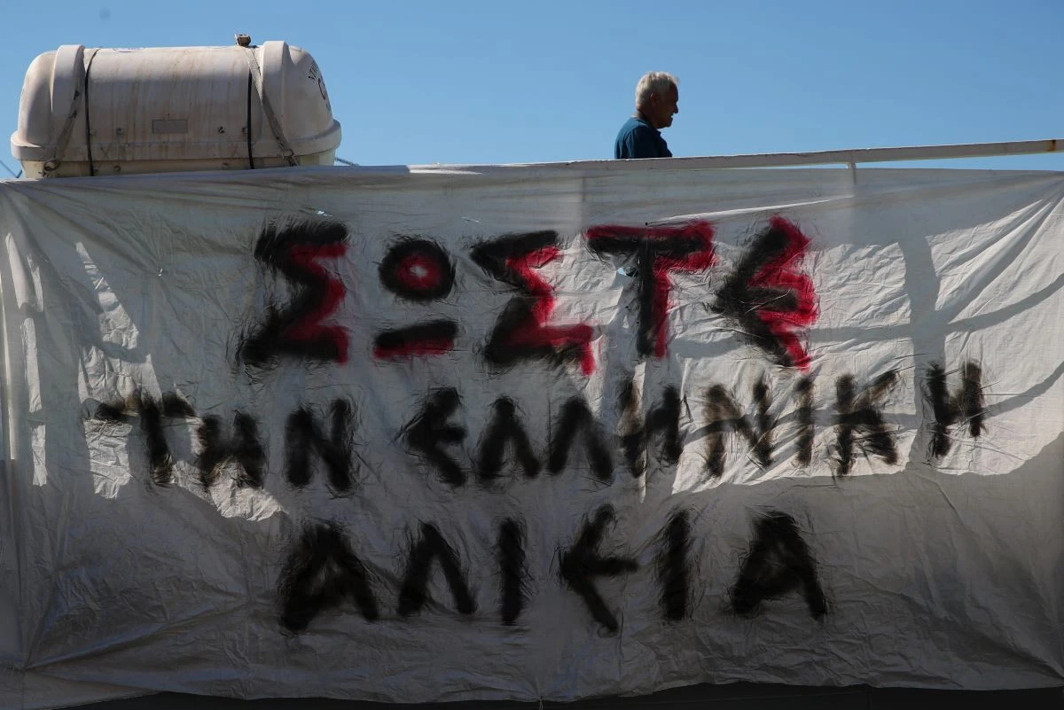 Οι αλιείς στην Παλαιά Παραλία - Φωτογραφίες: Eurokinissi.gr