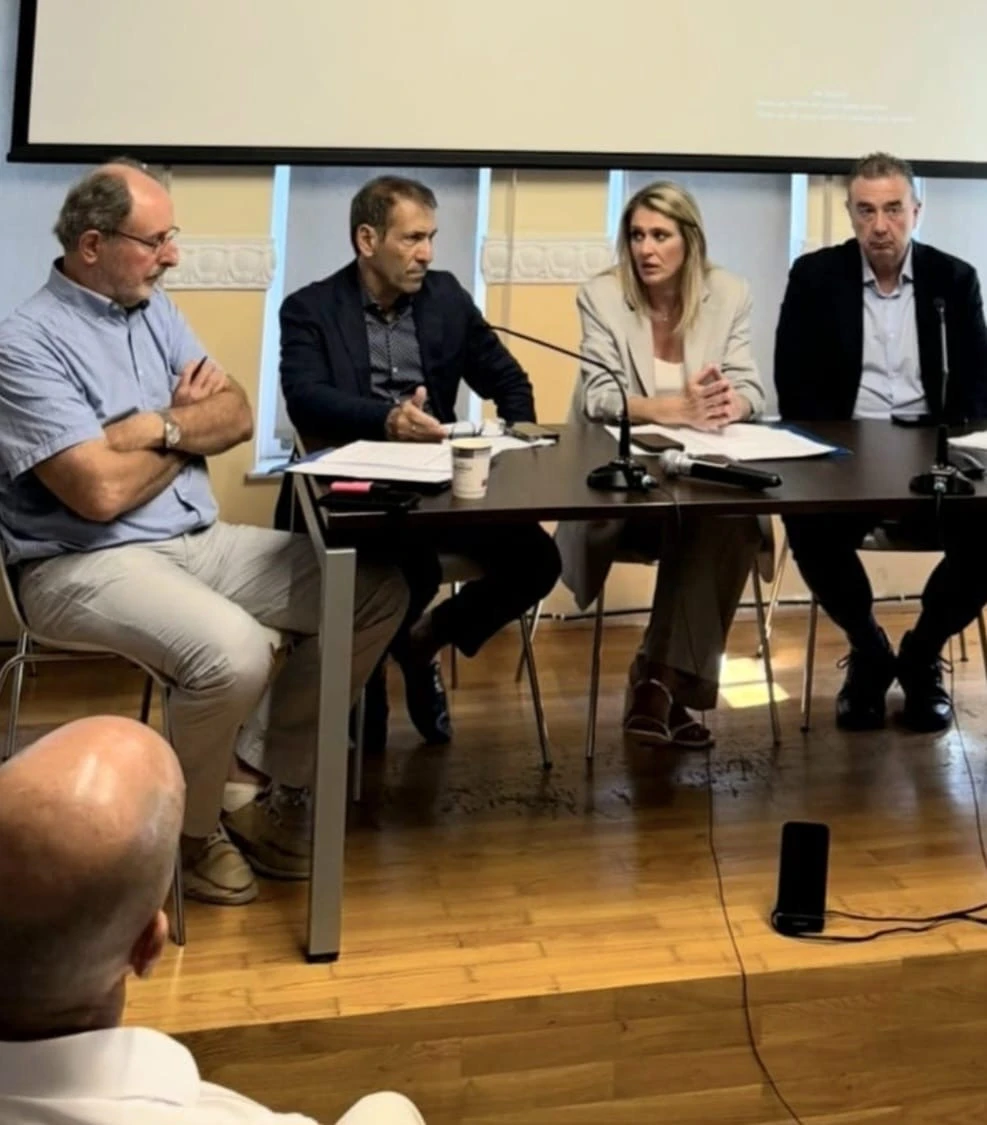 Σε πρόσφατη&nbsp;συνάντηση στην ΕΣΗΕΜΘ για ασφαλιστικά θέματα με την υφυπουργό Εργασίας Άννα Ευθυμίου. Μαζί με τον πρόεδρο του ΕΔΟΕΑΠ Σταύρο Καπάκο και τον πρόεδρο της ΠΟΕΣΥ Σωτήρη Τριανταφύλλου