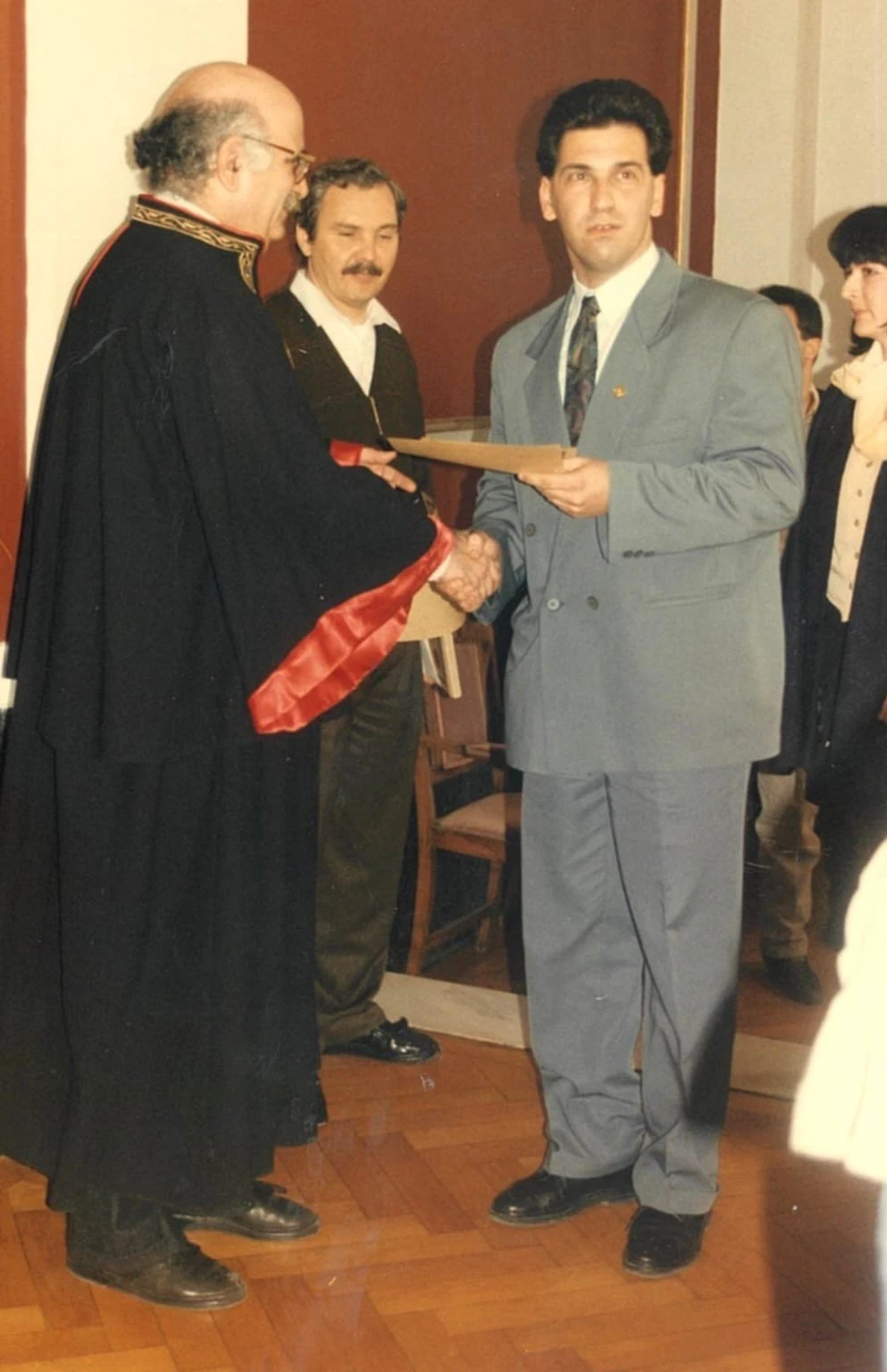 Αρχές του 1990 στην τελετή ορκωμοσίας γισ το πτυχίο της Νομικής