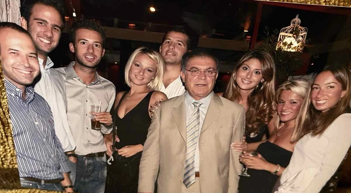 Σε συγκέντρωση νεολαίας μαζί με την κόρη του, Ανθή