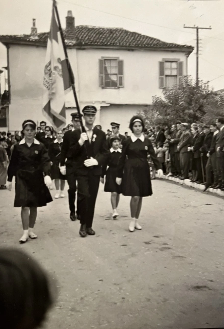 Ως σημαιοφόρος στο γυμνάσιο των Βασιλικών