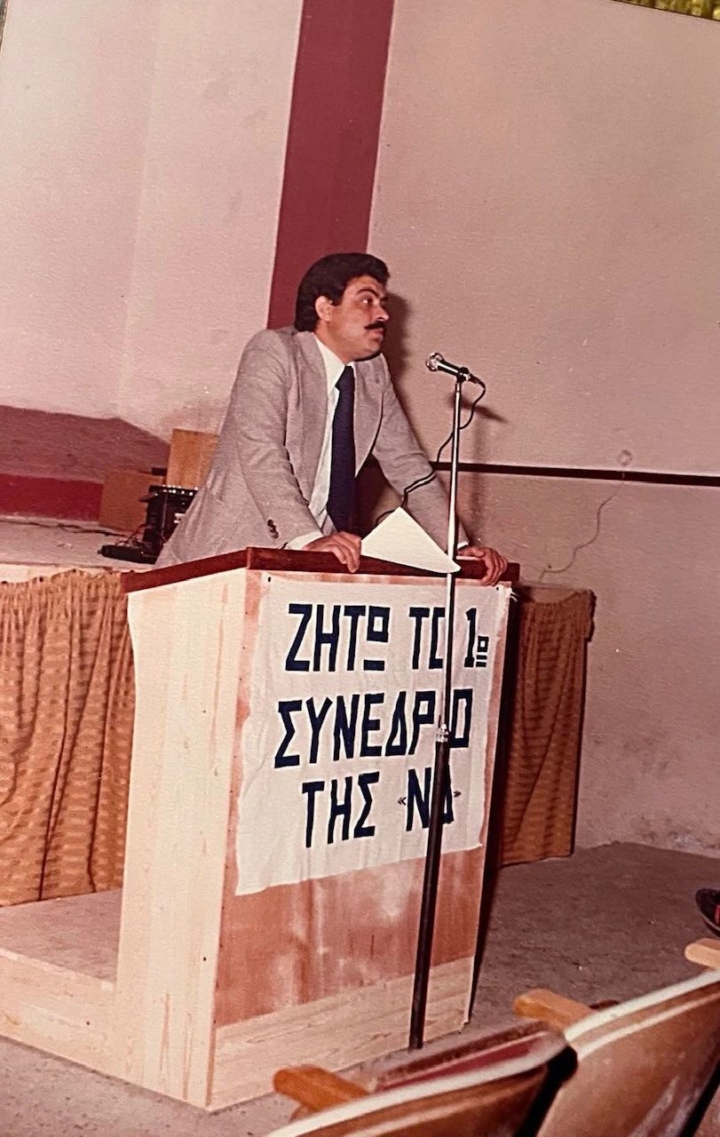 Στο βήμα του 1ου συνεδρίου της &nbsp;ΝΔ στη Χαλκιδική, όπου συμμετείχε ως μέλος της Νομαρχιακής της Β’ Θεσσαλονίκης