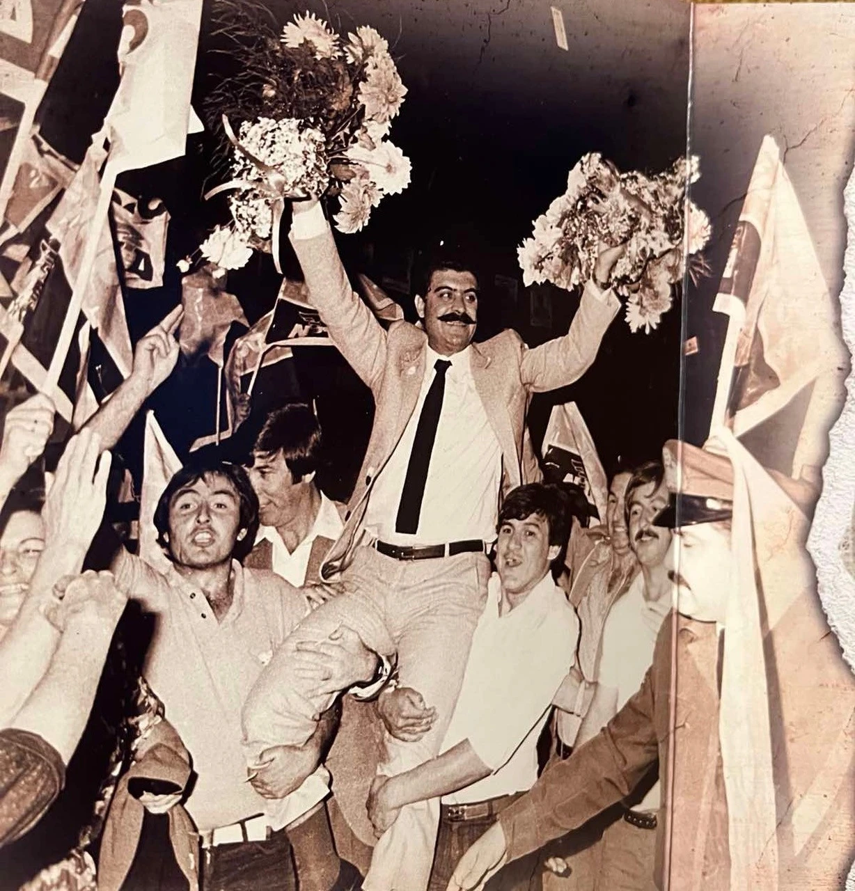 Προεκλογική συγκέντρωση ως υποψήφιος βουλευτής το 1981. Στα χέρια των οπαδών του. Άλλες εποχές, άλλη προεκλογική ήθη και έθιμα