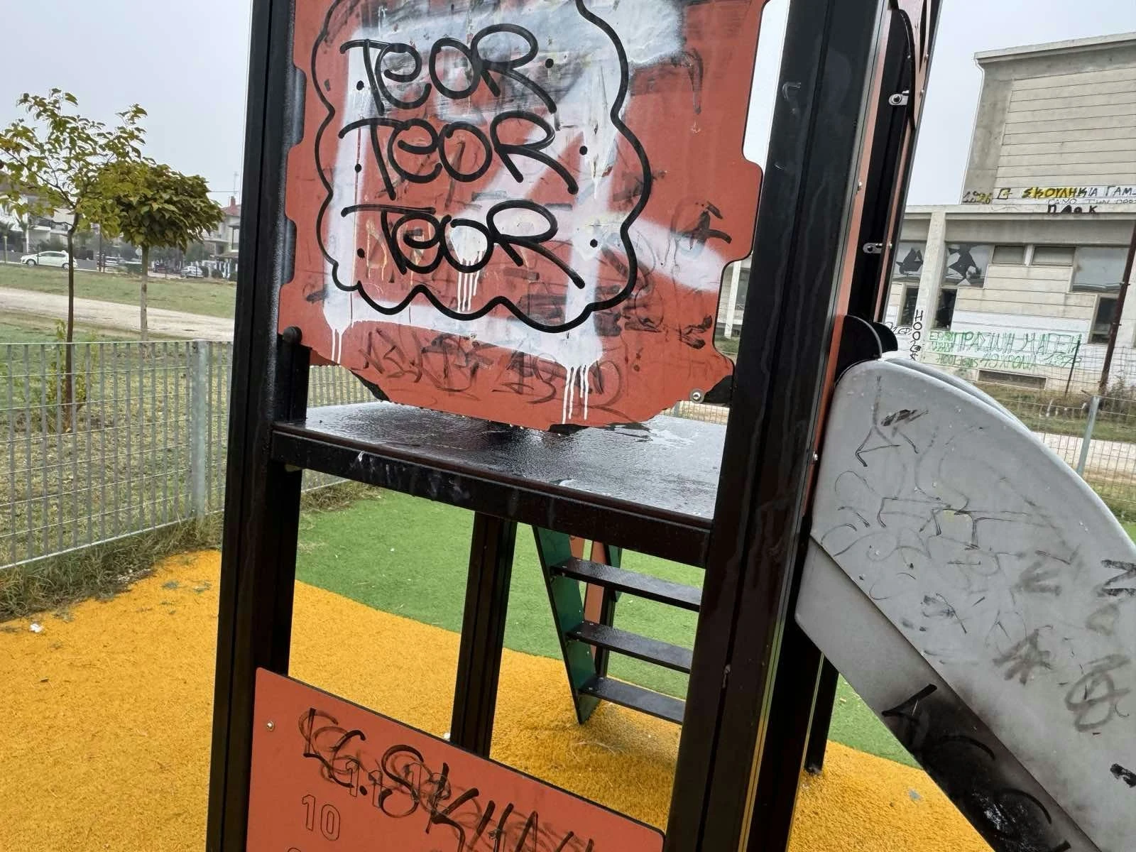 katastrofes-kai-vandalismi-stin-paidiki-chara-tu-mpilliu-ston-lagkada2.jpeg?v=0