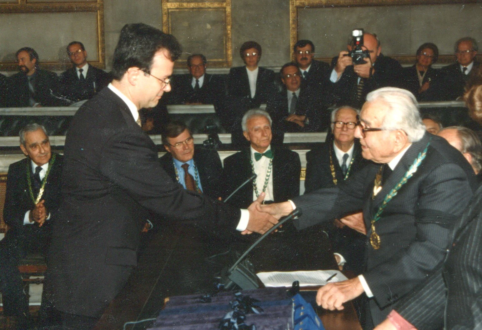 Κατά τη βράβευσή του για το επιστημονικό του έργο από την Ακαδημία Αθηνών. Στη φωτογραφία διακρίνεται με τον Κωσταντίνο Τσάτσο